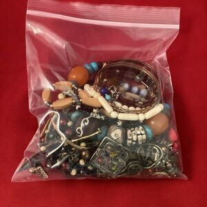 600 grams of mixed material costume jewelry grab bag